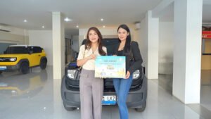 Pemenang beruntung program Ride Green Get Your Dream akhirnya membawa pulang city car listrik VinFast VF 3 dari Green SM
