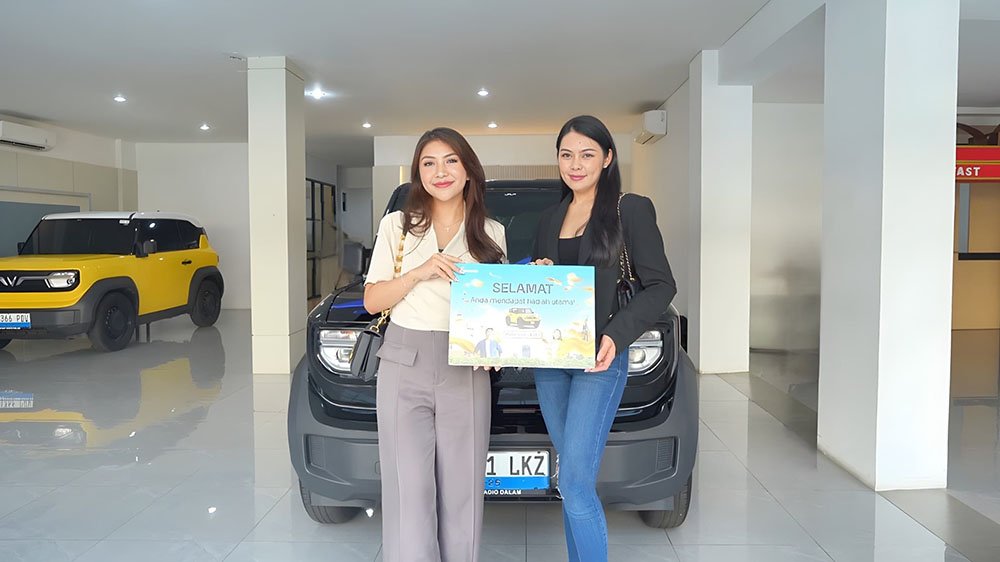 Pemenang beruntung program Ride Green Get Your Dream akhirnya membawa pulang city car listrik VinFast VF 3 dari Green SM